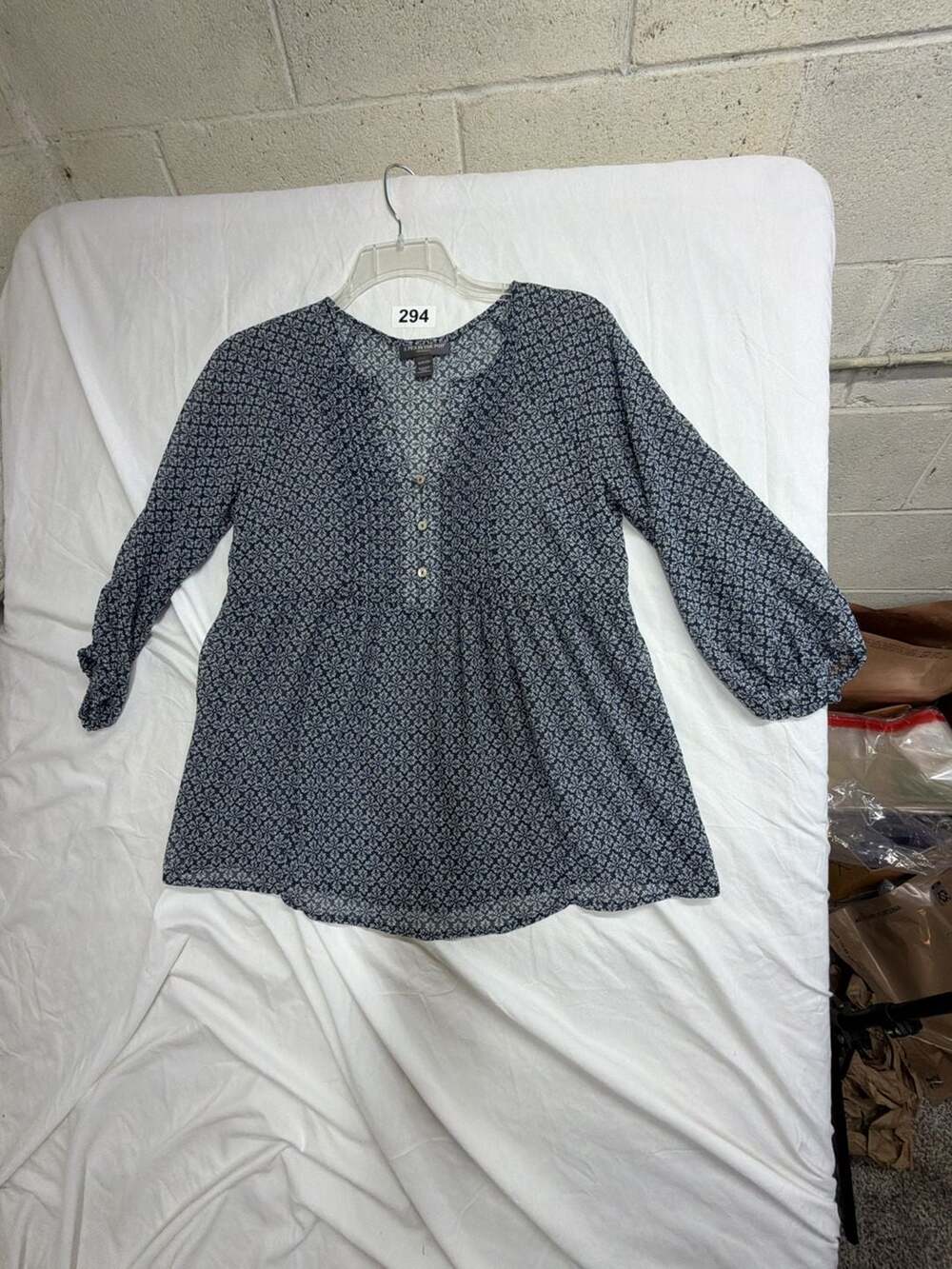 A Pea in the Pod Maternity Blue White Floral 3/4 Sleeve V-Neck Blouse Size S